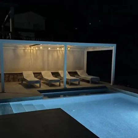 En Con Wi-fi, Aire Acondicionado, Piscina Privada Y Parking - Es-373-54 Villa